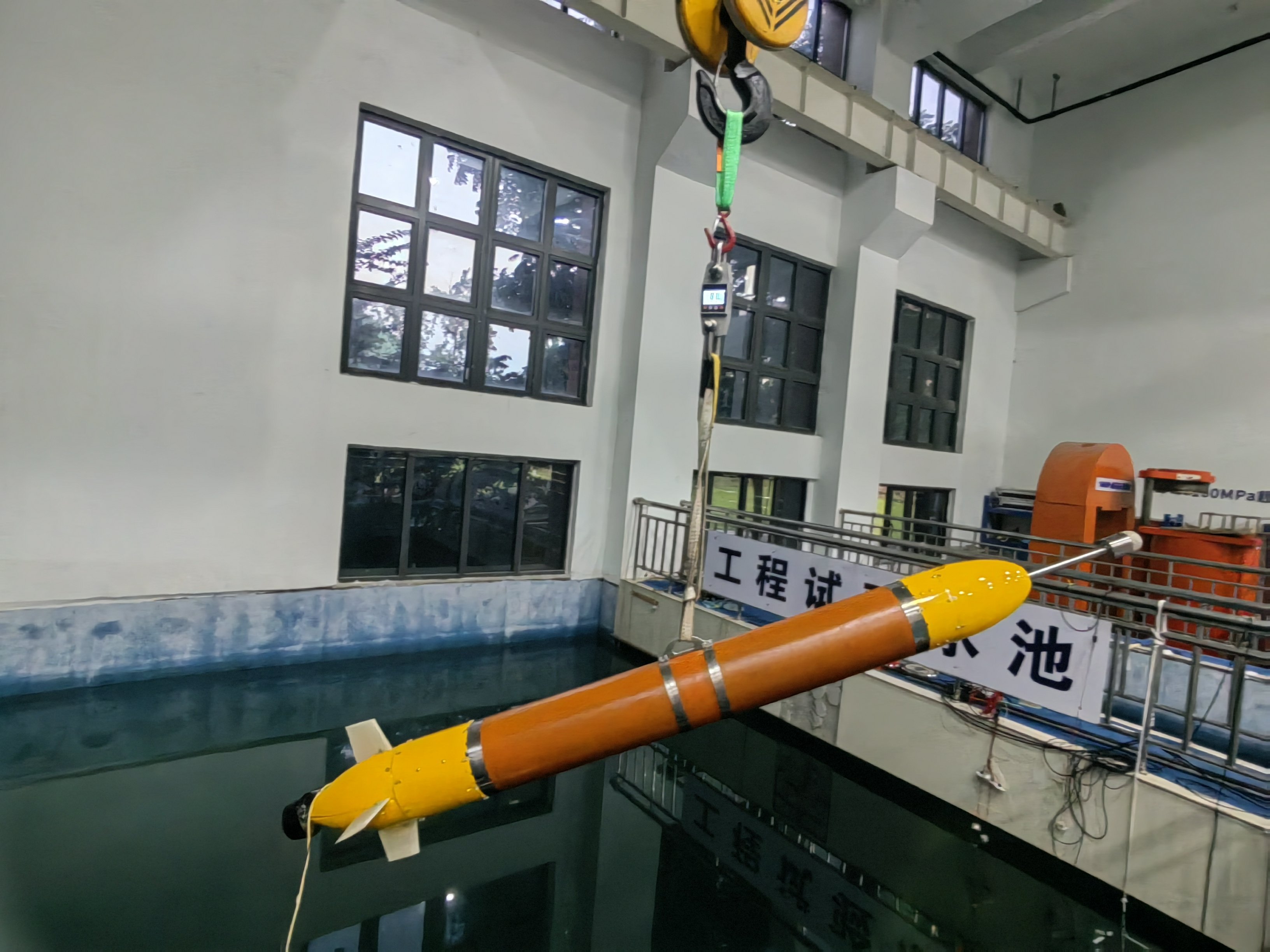 横滚平衡系统水池实验